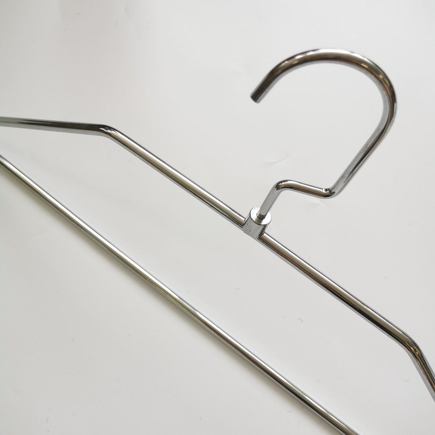 Wholesale Household Metal Silver Hanger with Rotatable Hook for Clothes Store